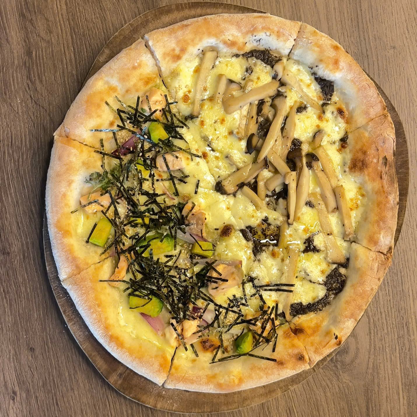 Pizza Nấm Truffle Cá Hồi Wasabi tại Cardi Pizzeria Đà Nẵng