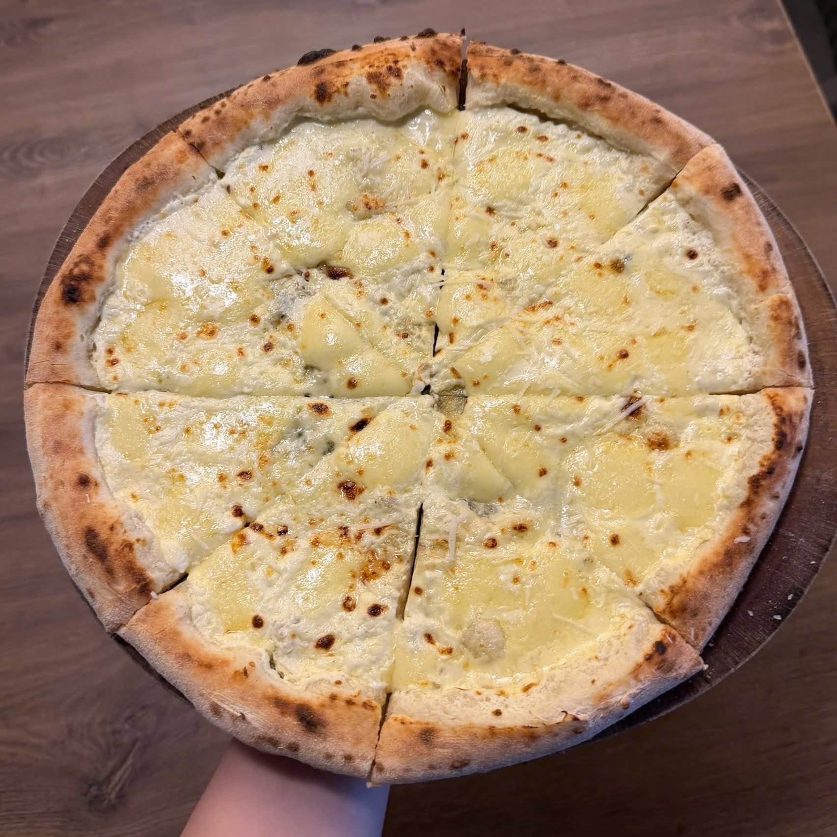 Pizza Bốn Loại Phô Mai tại Cardi Pizzeria Đà Nẵng