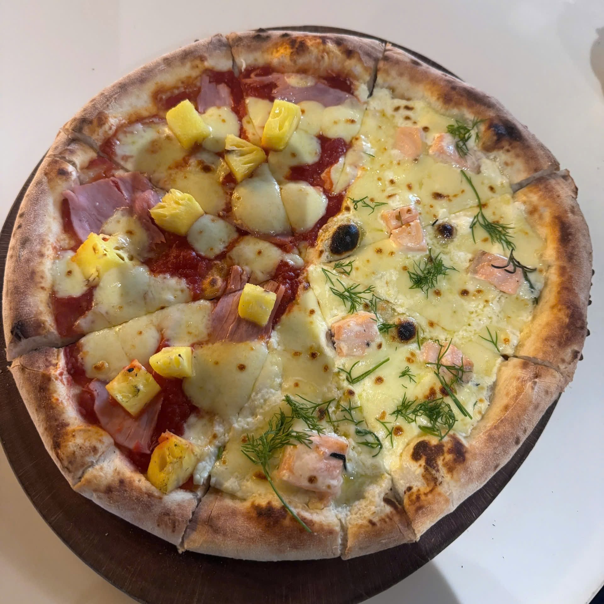Pizza Cá Hồi Tươi Hawaii tại Cardi Pizzeria Đà Nẵng