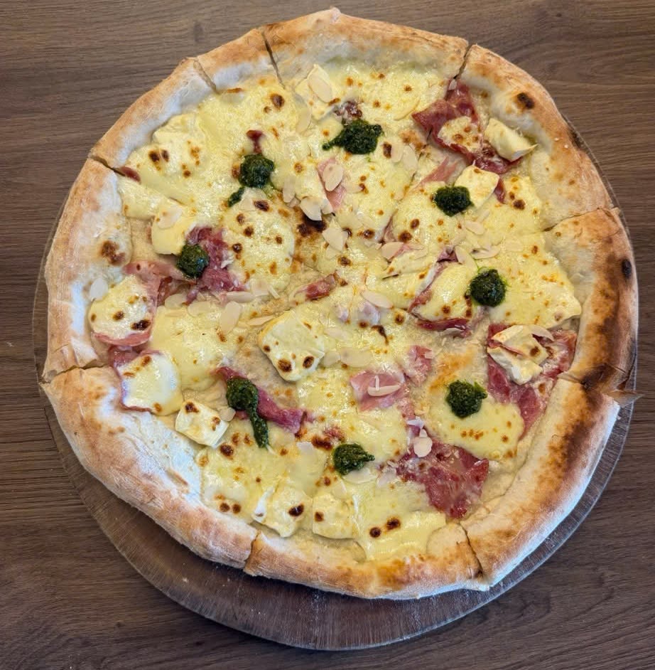Pizza Phô Mai Brie tại Cardi Pizzeria Đà Nẵng