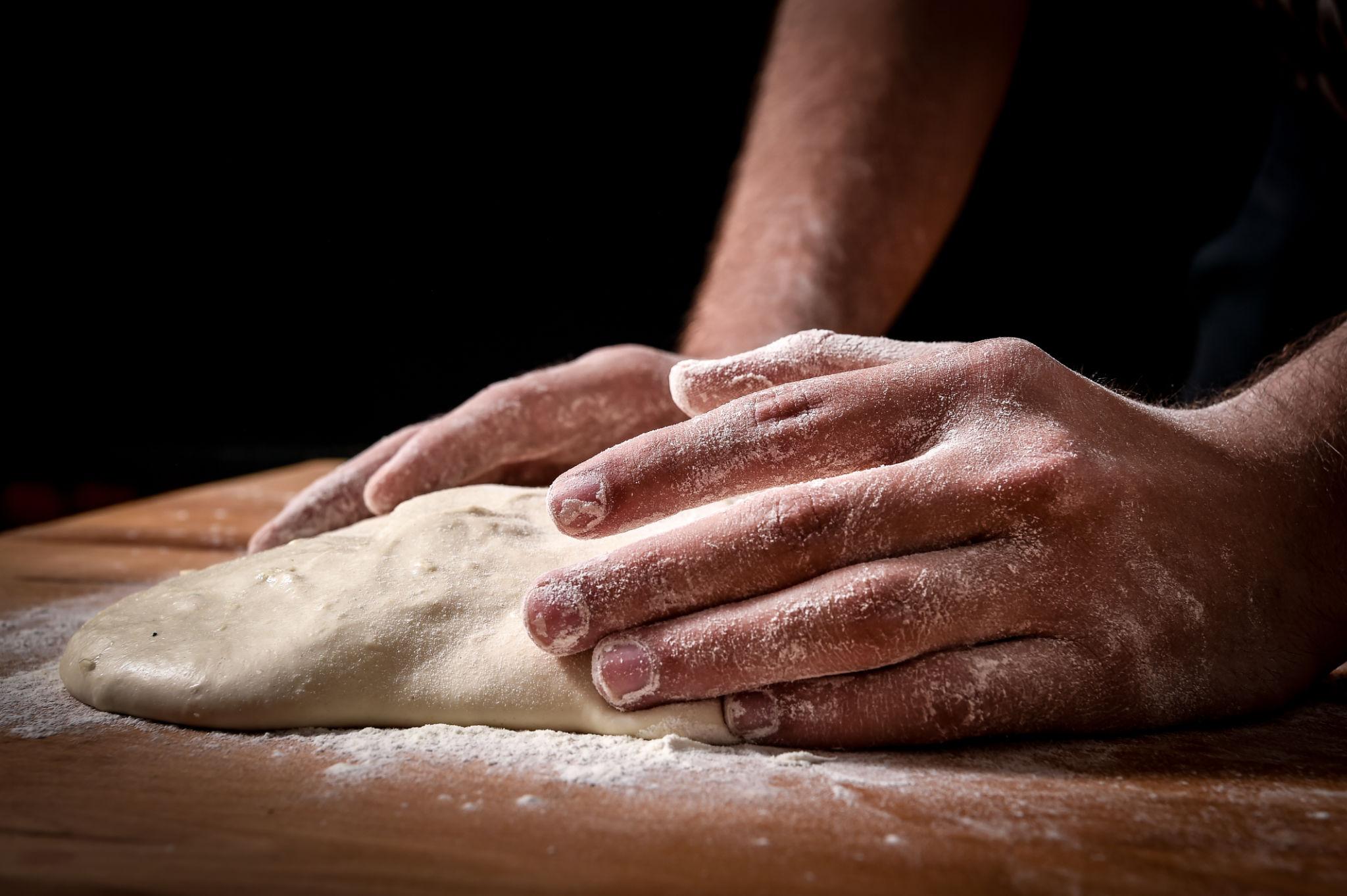 Đôi tay tạo hình đế pizza thủ công tại Cardi