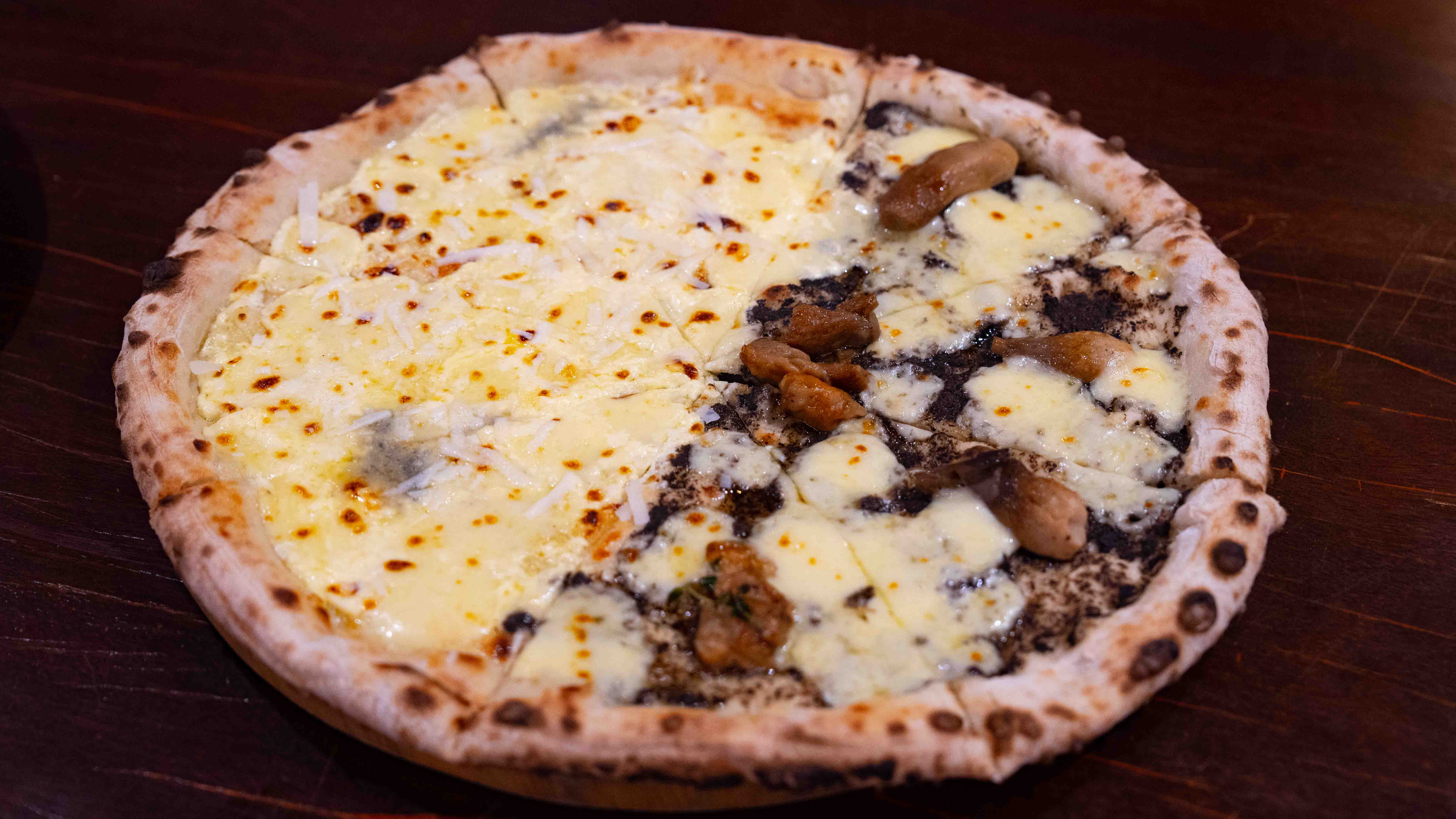 Pizza Half Half Bốn Loại Phô Mai và Nấm Truffle