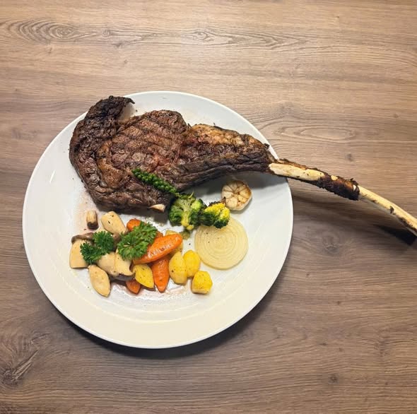 Tomahawk Wagyu MB5 tại Cardi Pizzeria Đà Nẵng