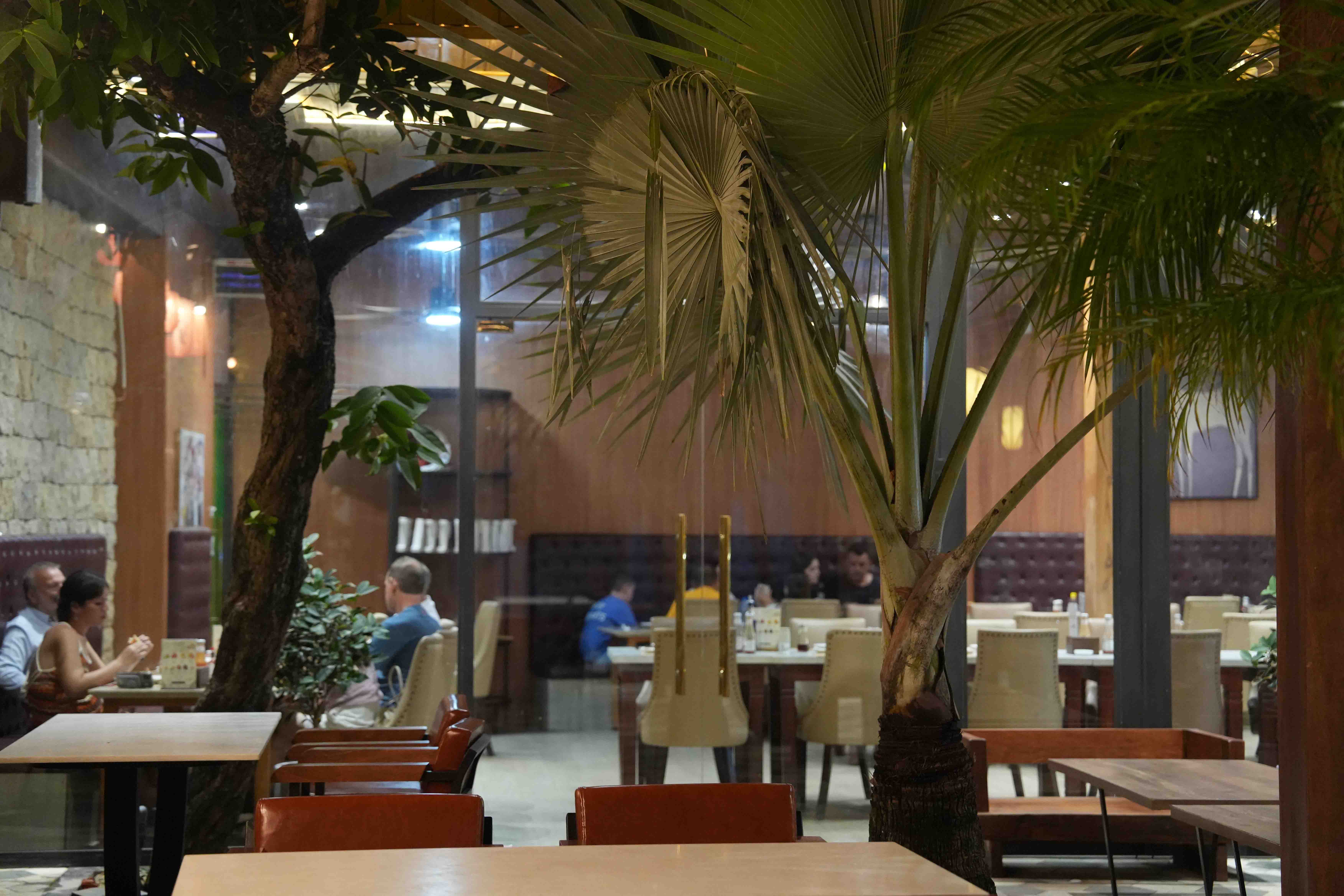 Không gian sân vườn và bàn ăn tại Cardi Garden Hội An