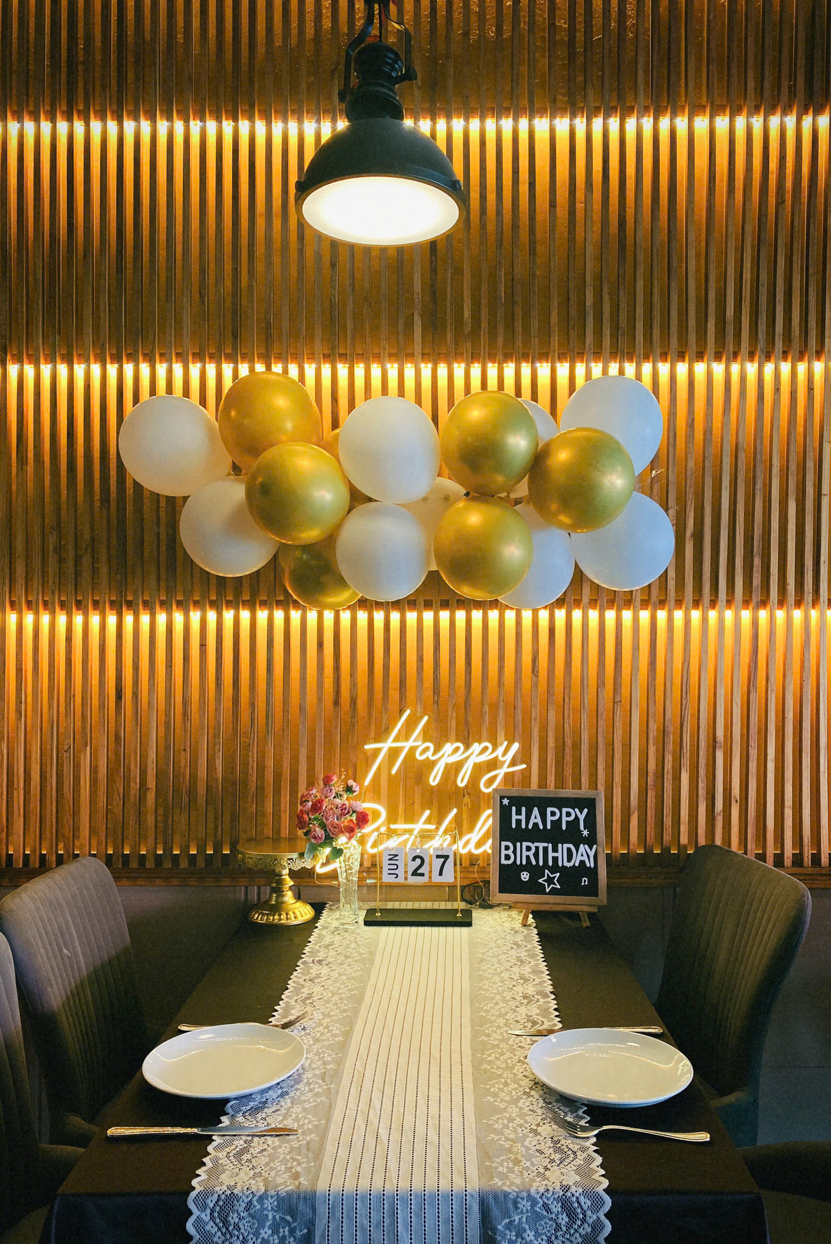 Bàn tiệc sinh nhật được trang trí tại Cardi Pizzeria